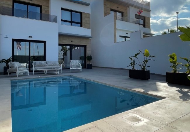 Geräumige Häuser Zum Verkauf Mit Schwimmbad In Benijófar 1