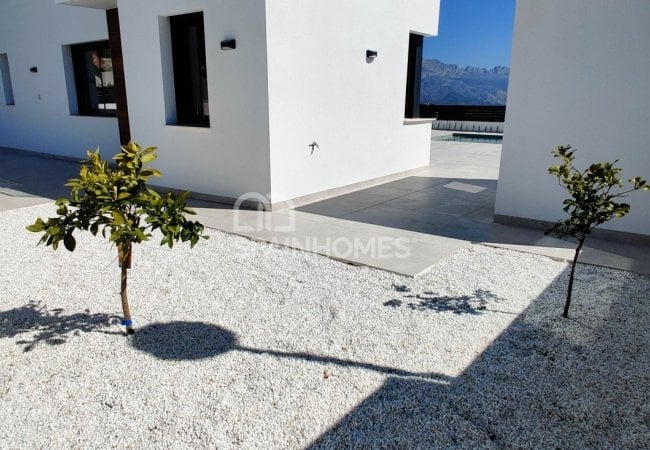 Polop Valencia'da Modern Tasarımlı Aydınlık Villalar