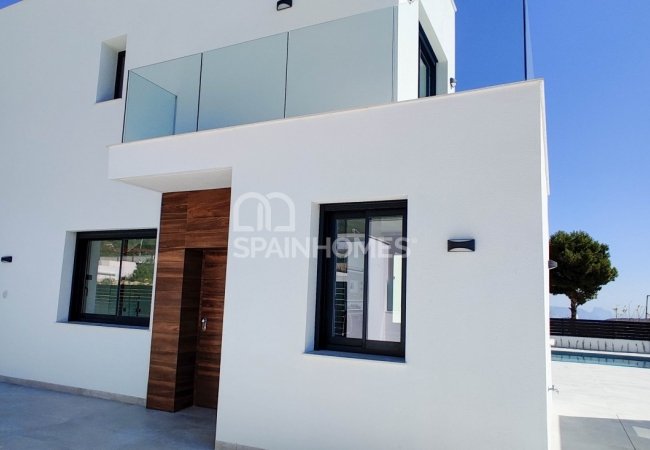 Polop Valencia'da Modern Tasarımlı Aydınlık Villalar