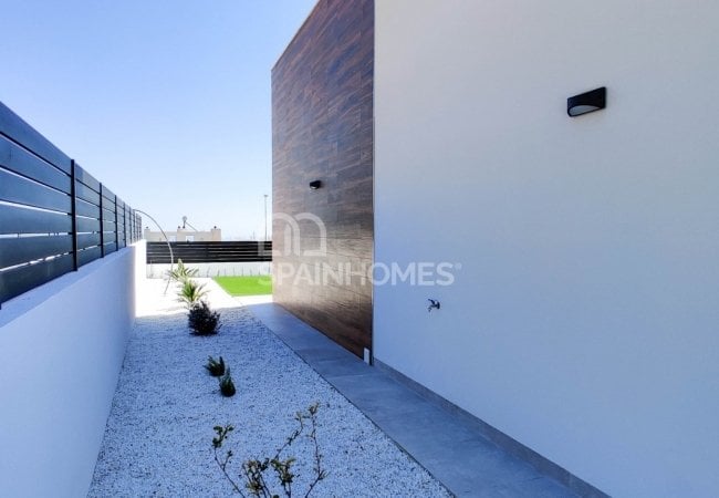 Polop Valencia'da Modern Tasarımlı Aydınlık Villalar