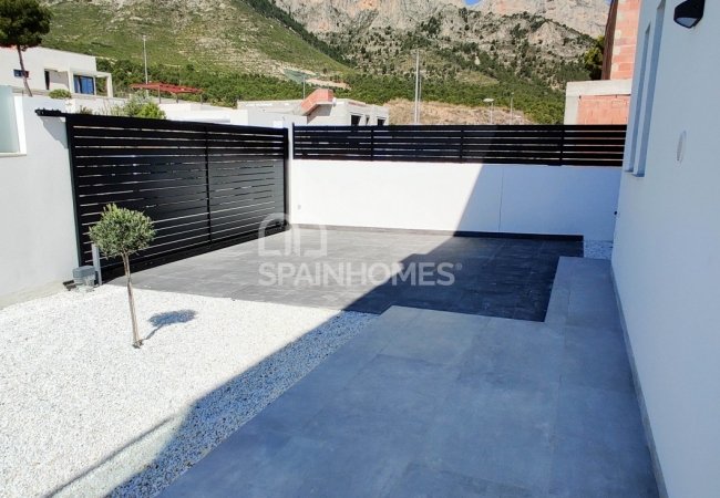 Polop Valencia'da Modern Tasarımlı Aydınlık Villalar