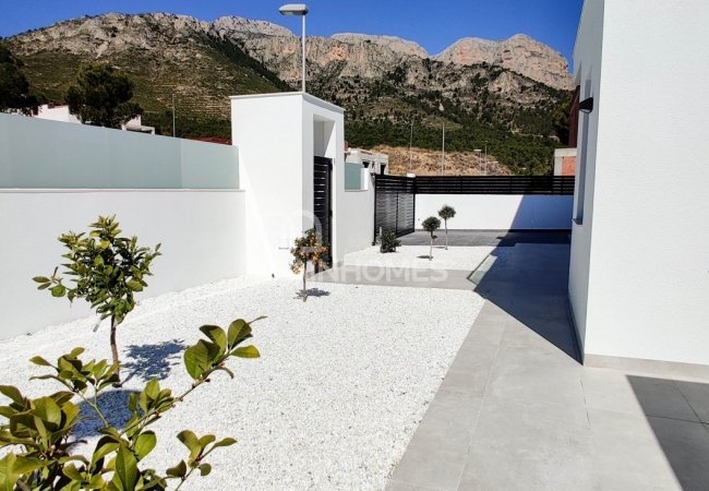 Polop Valencia'da Modern Tasarımlı Aydınlık Villalar