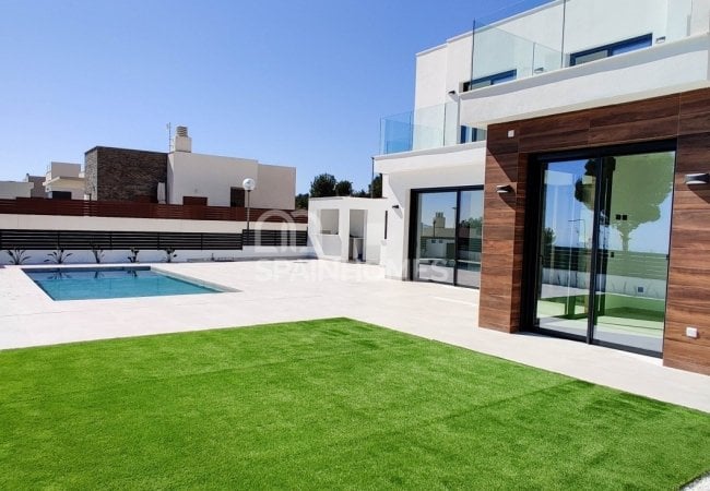 Polop Valencia'da Modern Tasarımlı Aydınlık Villalar