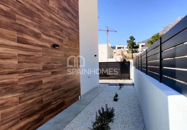 Polop Valencia'da Modern Tasarımlı Aydınlık Villalar