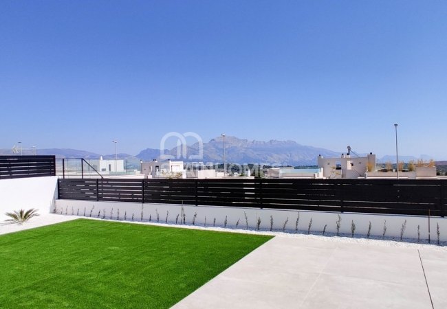 Polop Valencia'da Modern Tasarımlı Aydınlık Villalar