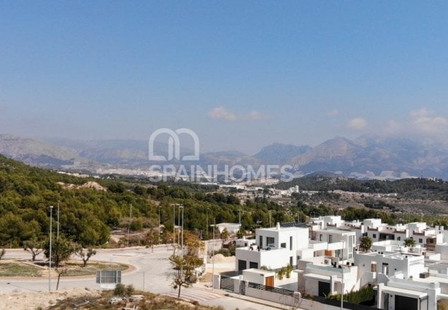 Polop Valencia'da Modern Tasarımlı Aydınlık Villalar