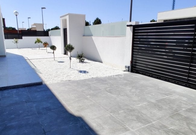 Polop Valencia'da Modern Tasarımlı Aydınlık Villalar