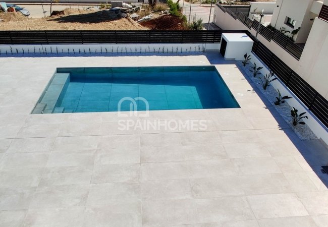 Polop Valencia'da Modern Tasarımlı Aydınlık Villalar
