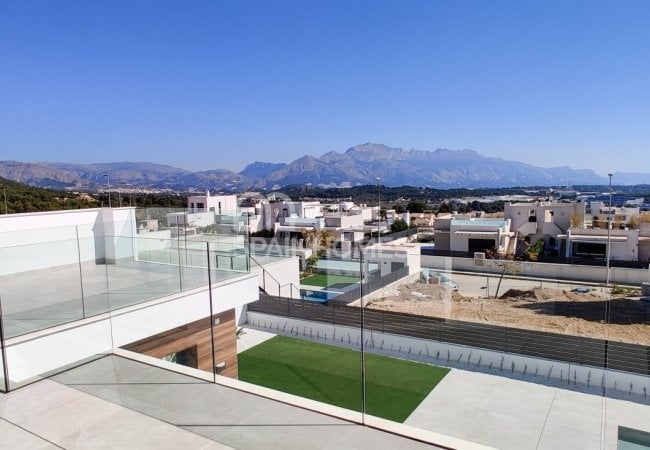Polop Valencia'da Modern Tasarımlı Aydınlık Villalar