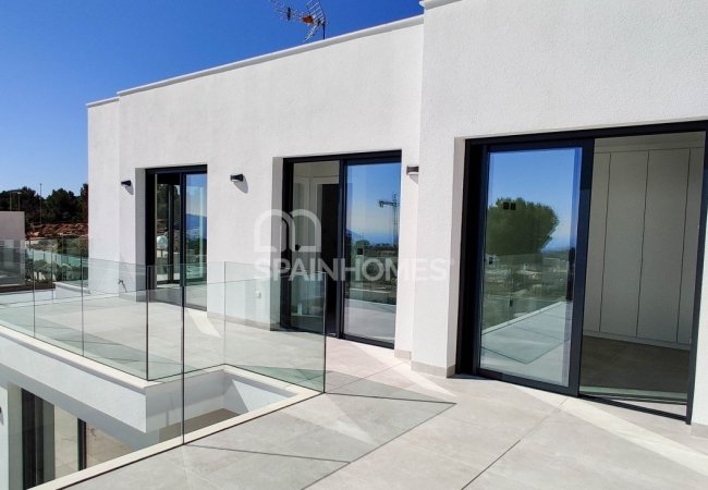 Polop Valencia'da Modern Tasarımlı Aydınlık Villalar