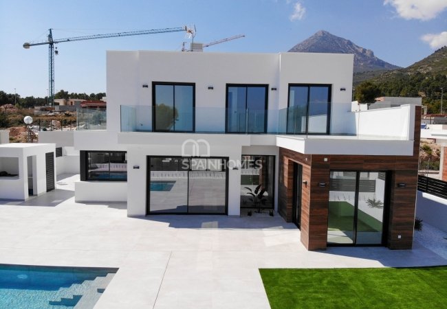 Polop Valencia'da Modern Tasarımlı Aydınlık Villalar