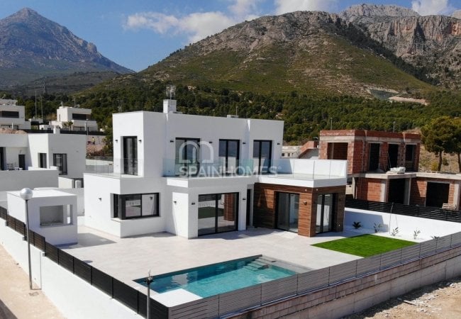 Polop Valencia'da Modern Tasarımlı Aydınlık Villalar