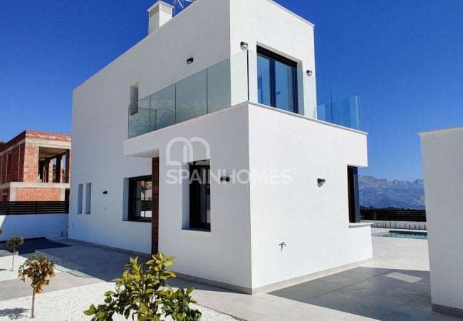 Polop Valencia'da Modern Tasarımlı Aydınlık Villalar