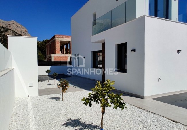 Polop Valencia'da Modern Tasarımlı Aydınlık Villalar