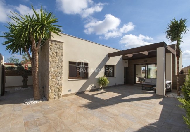 Single Storey Villa with Private Pool in Los Montesinos 1