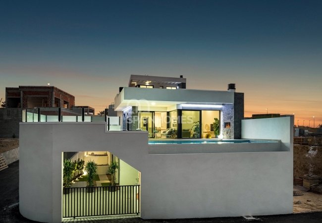 Вилла в Сьюдад-Кесада с Террасой на Крыше и Бассейном 1