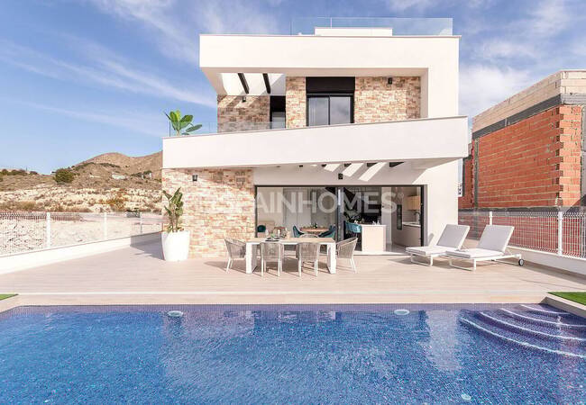 Отдельные Виллы с Просторными Интерьерами в Финестрате 1