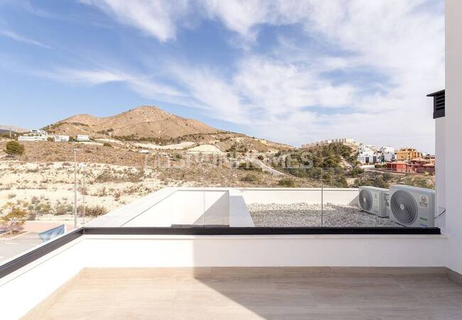 Отдельные Виллы с Просторными Интерьерами в Финестрате 24