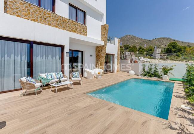 Deniz Manzaralı Özel Havuzlu ve Bahçeli Akdeniz Stili Villalar 4