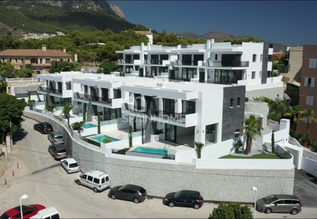 Calpe'de Modern Tasarımlı ve Merkezi Konumlu Şık Evler 2