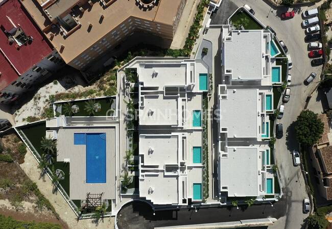 Calpe'de Modern Tasarımlı ve Merkezi Konumlu Şık Evler 6