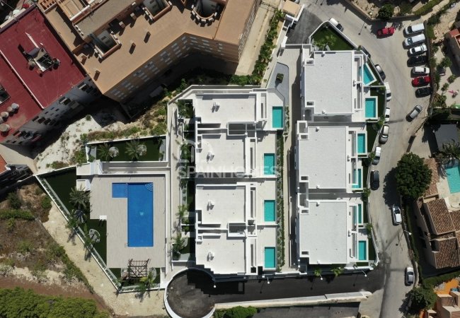 Calpe'de Modern Tasarımlı ve Merkezi Konumlu Şık Evler 4