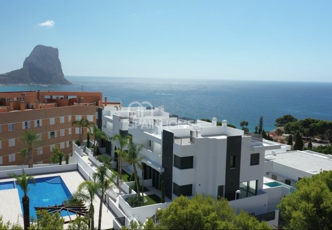 Calpe'de Modern Tasarımlı ve Merkezi Konumlu Şık Evler 16