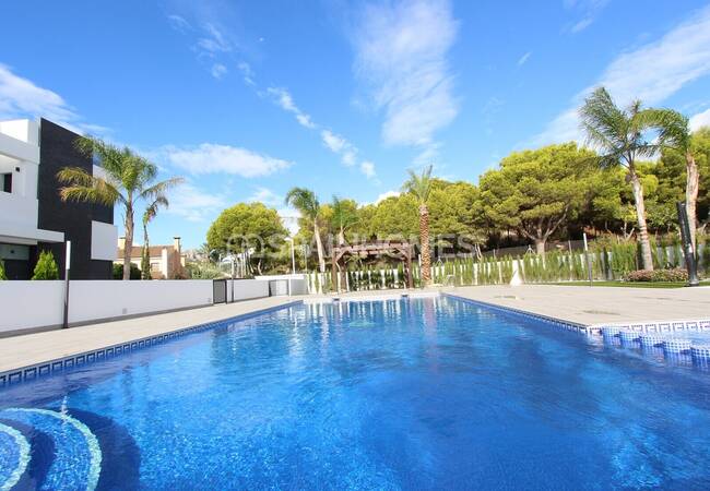 Calpe'de Modern Tasarımlı ve Merkezi Konumlu Şık Evler 8