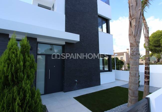 Calpe'de Modern Tasarımlı ve Merkezi Konumlu Şık Evler 9