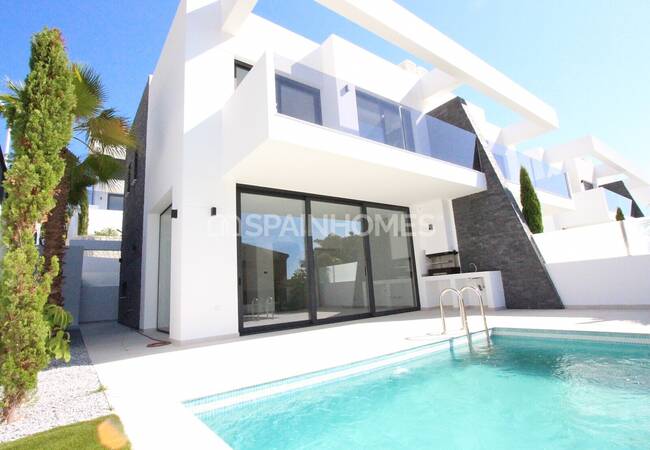Calpe'de Modern Tasarımlı ve Merkezi Konumlu Şık Evler 10