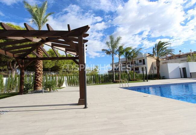 Calpe'de Modern Tasarımlı ve Merkezi Konumlu Şık Evler 12