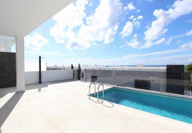 Calpe'de Modern Tasarımlı ve Merkezi Konumlu Şık Evler 13