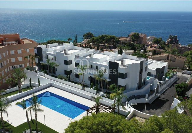 Calpe'de Modern Tasarımlı ve Merkezi Konumlu Şık Evler 1