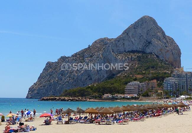 Calpe'de Ayrıcalıklı Konumda Modern Tasarımlı Lüks Villa 1