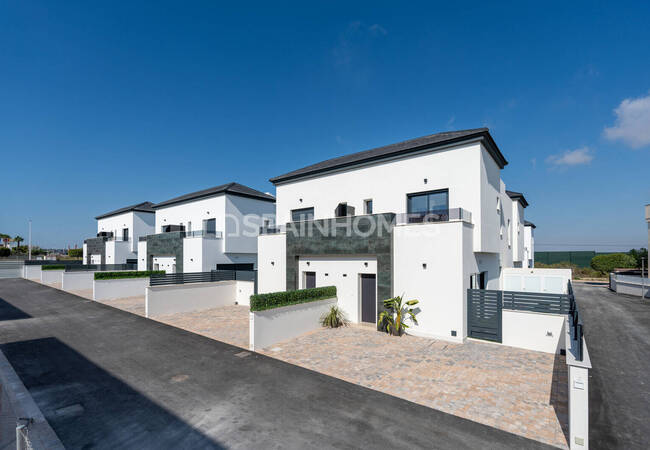 Bungalows Bien Ubicados Con Un Diseño Elegante En Santa Pola