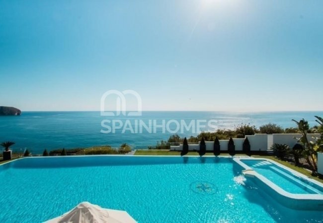 Large Sea View Villa with Luxe Features in Alicante, Costa Blanca 6