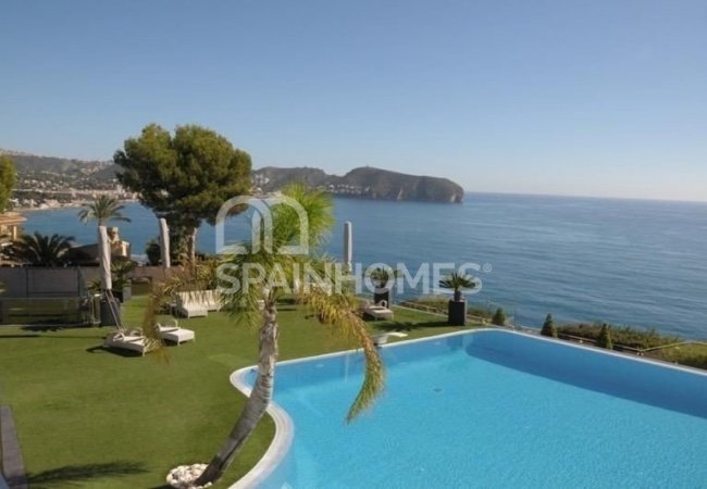 Large Sea View Villa with Luxe Features in Alicante, Costa Blanca 11