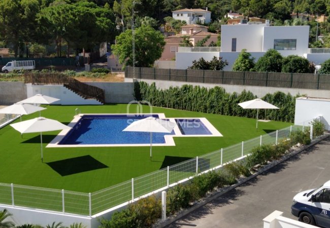 Centrally Located Townhouse with Communal Pool in Alicante 2