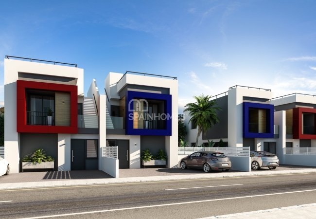 Centrally Located Townhouse with Communal Pool in Alicante 4