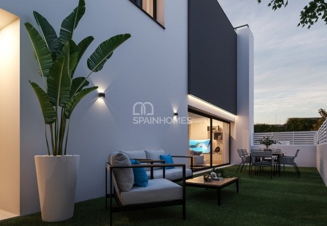 Centrally Located Townhouse with Communal Pool in Alicante 5