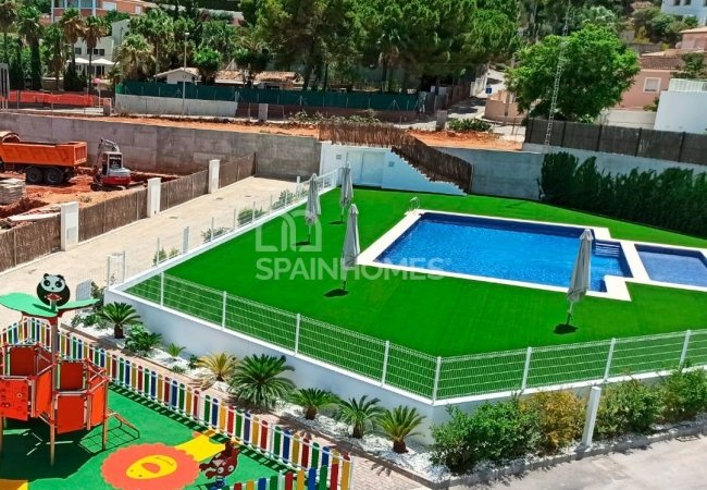 Centrally Located Townhouse with Communal Pool in Alicante 3