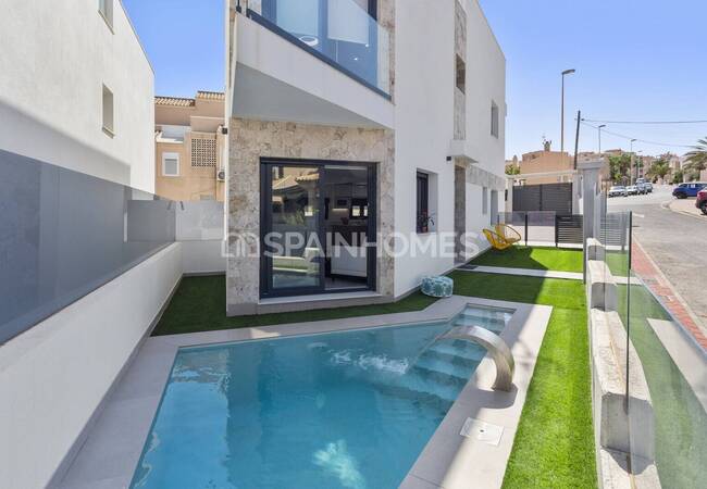 Chic House Within Walking Distance of the Beach in Costa Blanca