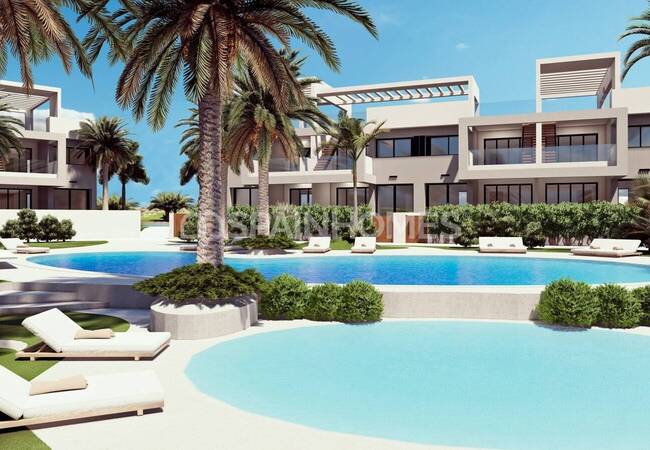 Torrevieja'da Havuzlu Site İçinde Göl Manzaralı Daireler