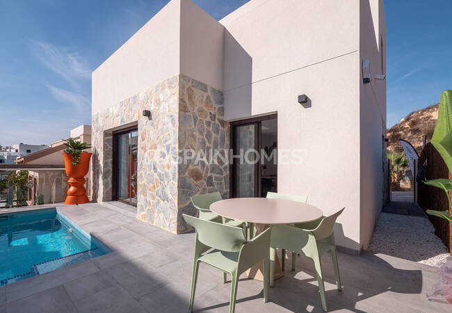 Roomy Detached Villas with Quality Finishes in Costa Blanca