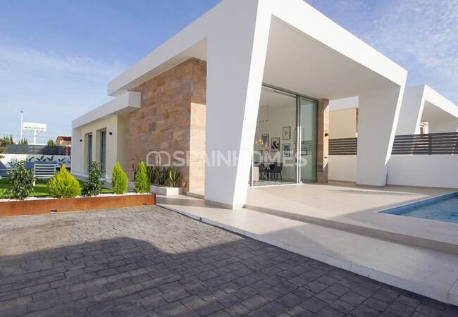 Spacious Villas on a Large Plot with Pool in Torrevieja 1