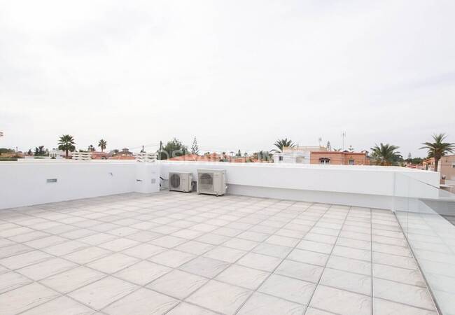 Spacious Villas on a Large Plot with Pool in Torrevieja 10