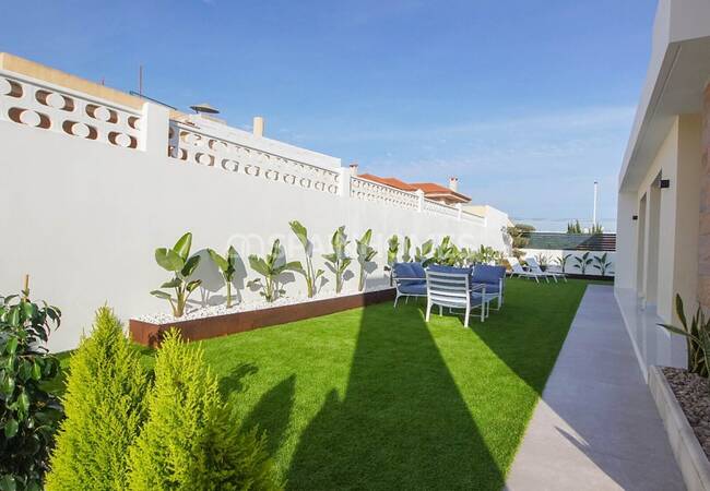 Spacious Villas on a Large Plot with Pool in Torrevieja 2