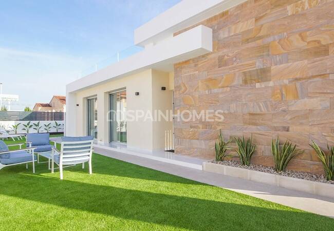 Spacious Villas on a Large Plot with Pool in Torrevieja 4