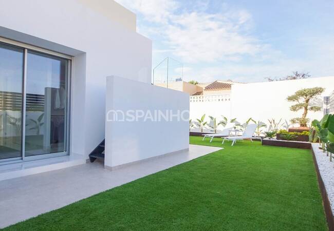 Spacious Villas on a Large Plot with Pool in Torrevieja 6