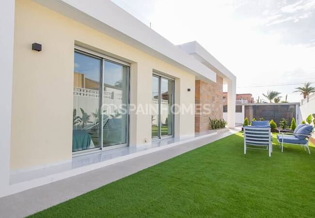 Spacious Villas on a Large Plot with Pool in Torrevieja 7